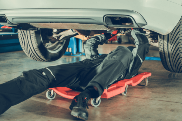 Pourquoi ma voiture fait un bruit métallique à l'arrêt